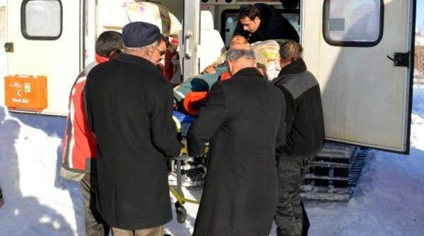 Kar Temizlerken &Ccedil;atıdan D&uuml;şt&uuml;, 5 Saatte Hastaneye Ulaştırıldı