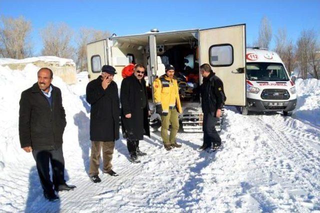 Kar Temizlerken Çatıdan Düştü, 5 Saatte Hastaneye Ulaştırıldı