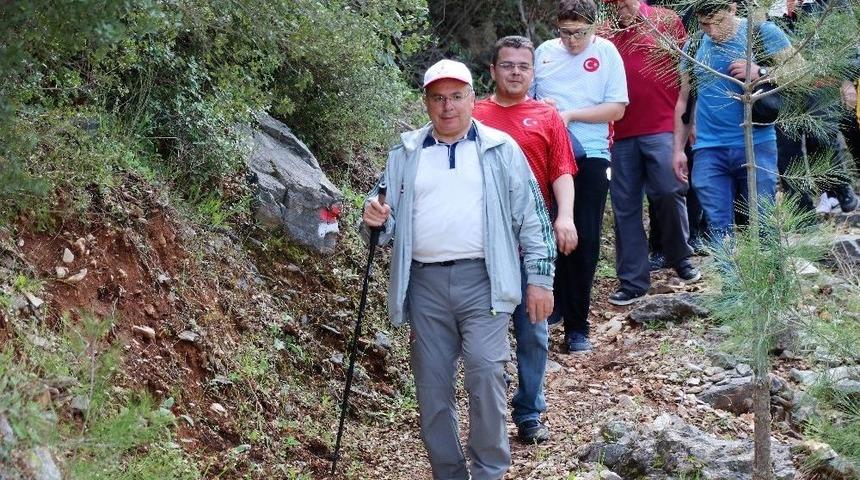Vali, Kaymakam Ve Belediye Başkanı 7 Kilometrelik Leleg Yolunu Y&uuml;r&uuml;yerek Ge&ccedil;ti
