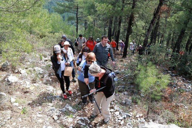 Vali, Kaymakam Ve Belediye Başkanı 7 Kilometrelik Leleg Yolunu Yürüyerek Geçti