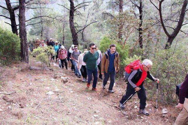 Vali, Kaymakam Ve Belediye Başkanı 7 Kilometrelik Leleg Yolunu Yürüyerek Geçti