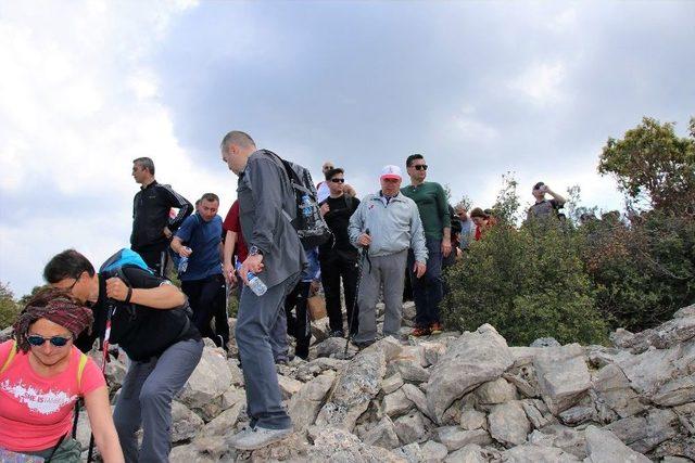 Vali, Kaymakam Ve Belediye Başkanı 7 Kilometrelik Leleg Yolunu Yürüyerek Geçti