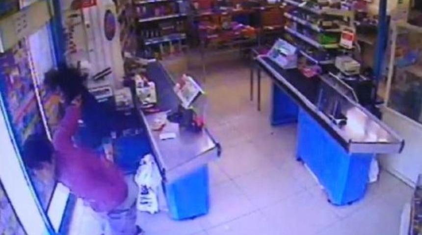 Soyguna Engel Olan Kasiyerin Sa&ccedil;ını &Ccedil;ekti