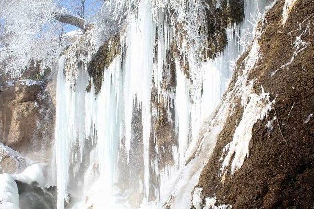 Sızır Şelalesi Buz Tuttu 1