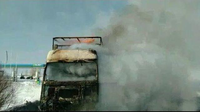 Hareket Halindeyken Alev Alan Tır, Kullanılmaz Hale Geldi