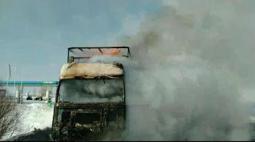 Hareket Halindeyken Alev Alan Tır, Kullanılmaz Hale Geldi