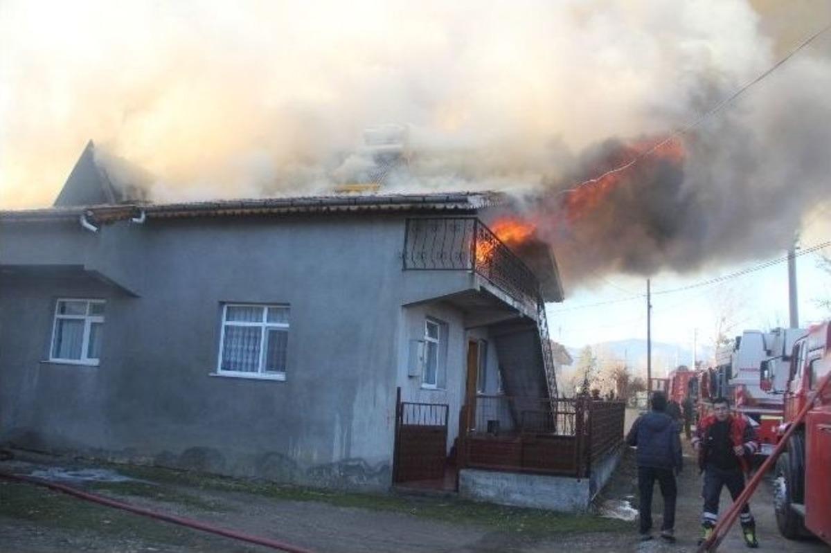 Bolu&rsquo;da İki Katlı Ev, Ahır Ve Samanlık Yandı