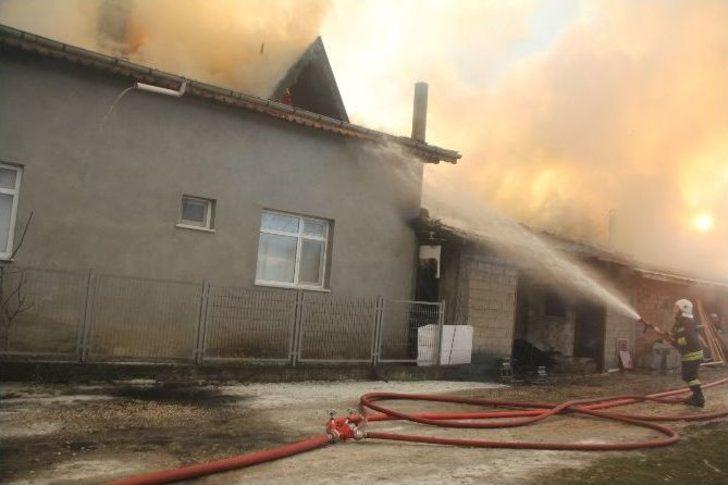 Bolu’da İki Katlı Ev, Ahır Ve Samanlık Yandı G2