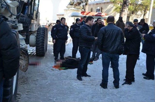 Greyderin Çarptığı Yaşlı Adam Hayatını Kaybetti 1