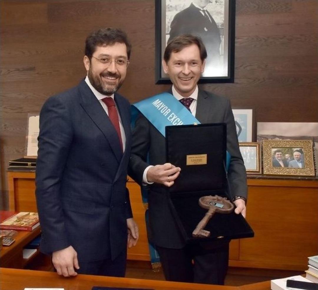 Beşiktaş Belediye Başkanı Koltuğunu Devretti