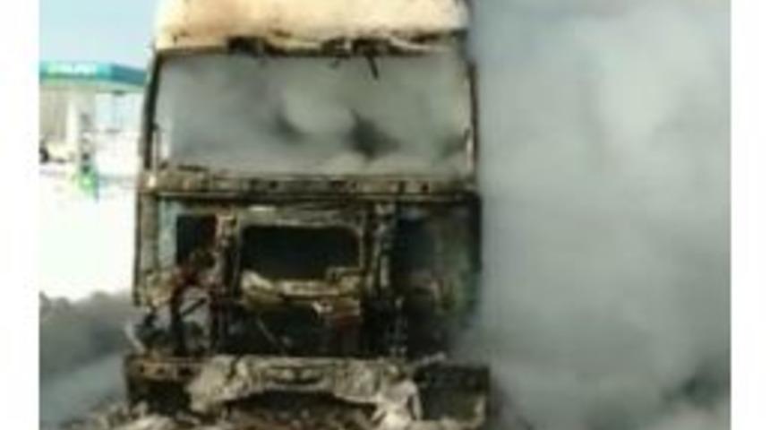 Sivas&rsquo;ta Mobilya Y&uuml;kl&uuml; Tır Alev Alev Yandı