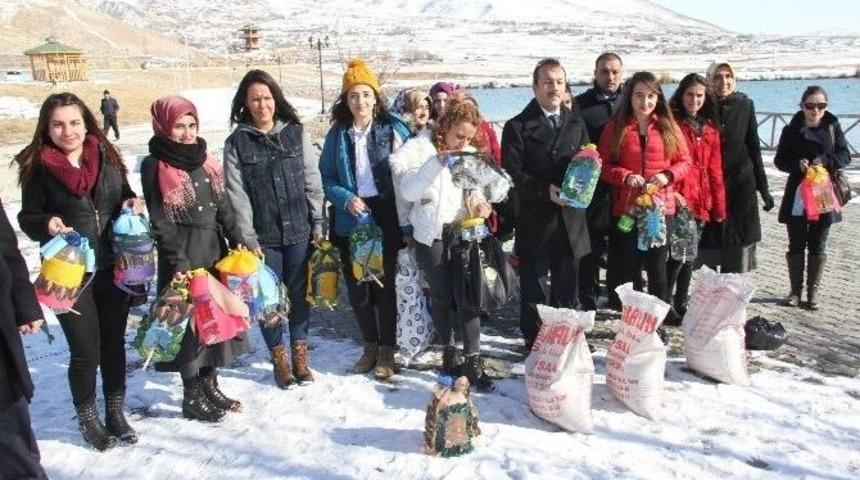 Plastik Atıklardan Kuş Yuvası Yapıp Ağaca Astılar