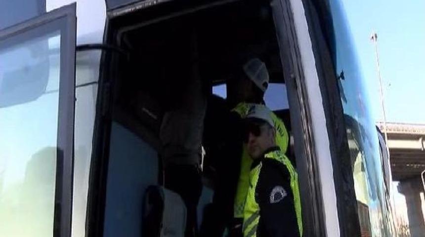 Otob&uuml;se Yolcu Gibi Binen 'sivil Trafik Polisi'nden Denetim