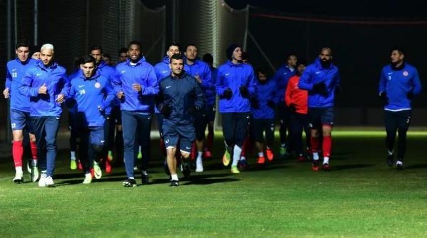 Antalyaspor'da S&uuml;rpriz Doğum G&uuml;n&uuml;