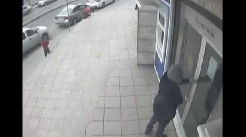 Pendik'teki Banka Soygunu Girişiminin G&ouml;r&uuml;nt&uuml;leri Ortaya &Ccedil;ıktı