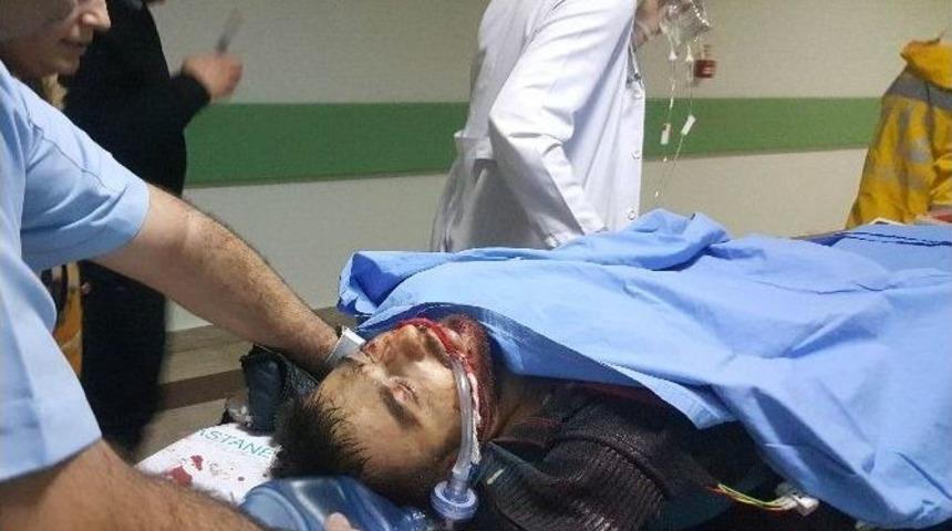 Bı&ccedil;aklanan Kızı Kurtarmak İsterken Ağır Yaralandı