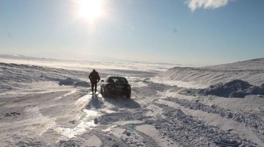 Kars&rsquo;ta Tipiden Kapanan Yolda Ara&ccedil;lar Yolda Kaldı