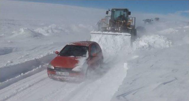 Kars’ta Tipiden Kapanan Yolda Araçlar Yolda Kaldı