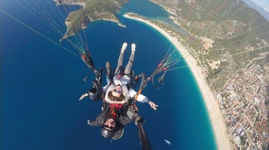 (&ouml;zel Haber) &Ccedil;inliler Yeni Yılı &Ouml;l&uuml;deniz Semalarında Kutladı