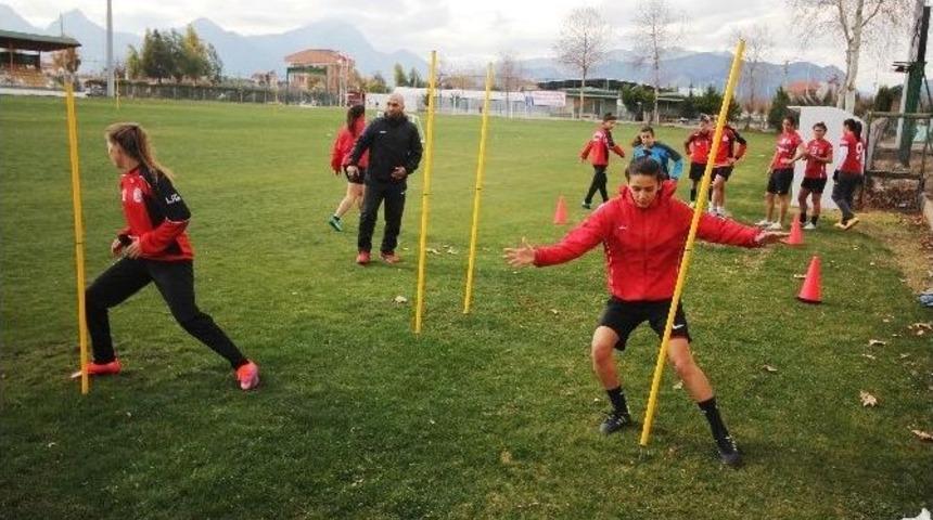D&ouml;şemealtı Kadın Futbol Takımı Samsun İlk Adım Belediyesini Ağırlıyor