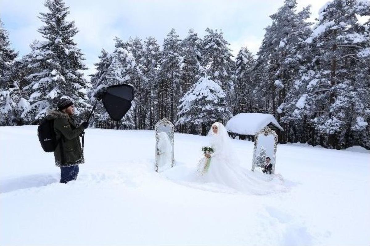 D&uuml;ğ&uuml;n Fotoğraflarını Beyaza B&uuml;r&uuml;nen Kafkas&ouml;r&rsquo;de &Ccedil;ektirdiler