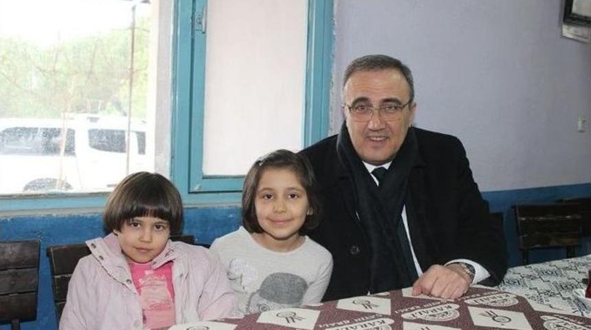 Başkan Kara&ccedil;oban&rsquo;dan Miniklere Jest