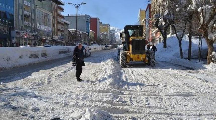 Tipide Yolcu Otob&uuml;s&uuml; Kara Saplandı