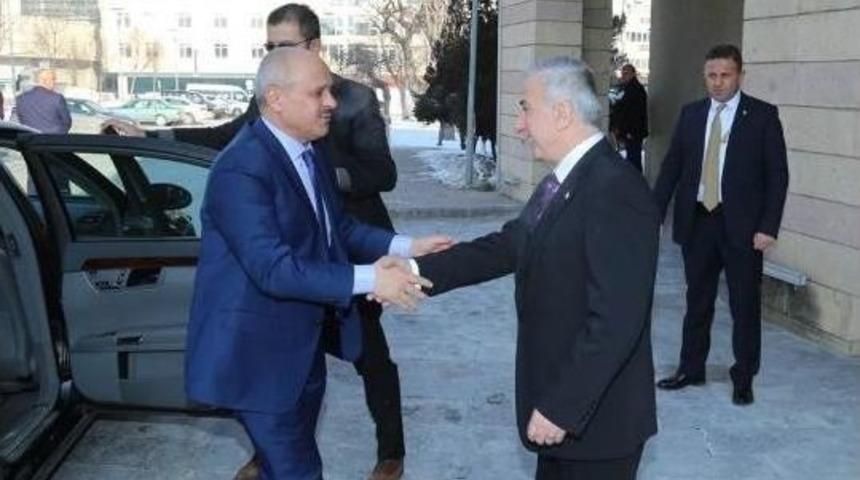 Niğde Valisi Ertan Peynircioğlu, Vali S&uuml;leyman Kam&ccedil;ı&rsquo;yı Makamında Ziyaret Etti