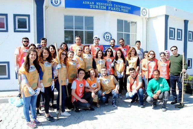 G&ouml;n&uuml;ll&uuml; Gen&ccedil;ler Kamp&uuml;ste &Ccedil;evre Temizliği Yaptı 1