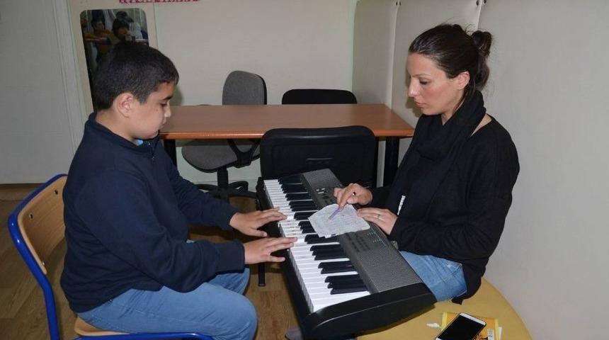 Otizmli &Ouml;ğrencilerin M&uuml;zik Becerileri G&ouml;renleri Şaşırtıyor