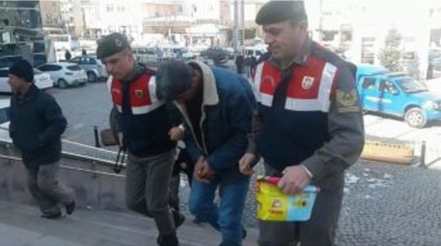 Otostop &Ccedil;ekip Bindiği Ara&ccedil;ta Gasp Edildi