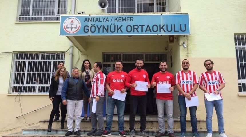 Antalyasporlu Taraftarlardan &Ouml;rnek Davranış