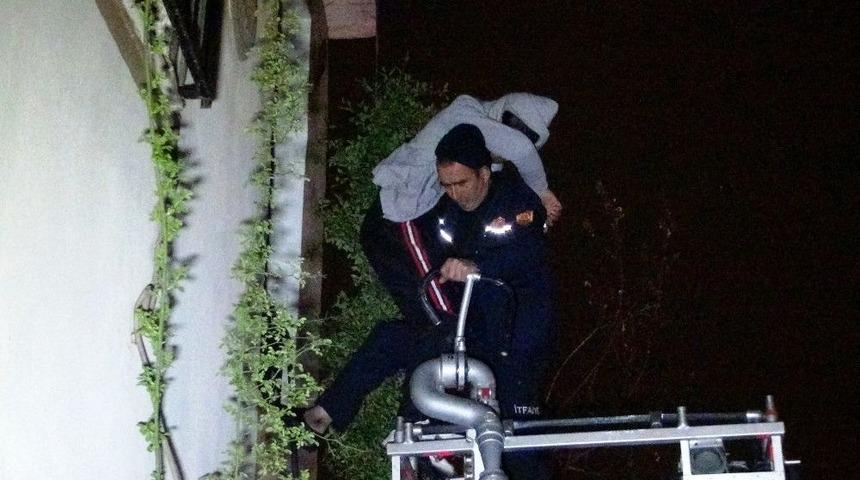 Evde Mahsur Kalan Hırsızı Polis Kurtardı