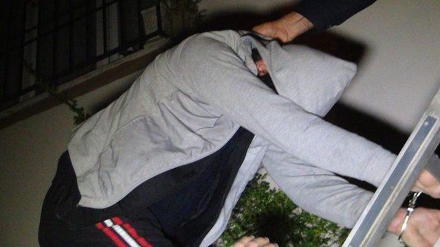 Evde Mahsur Kalan Hırsızı Polis Kurtardı 1