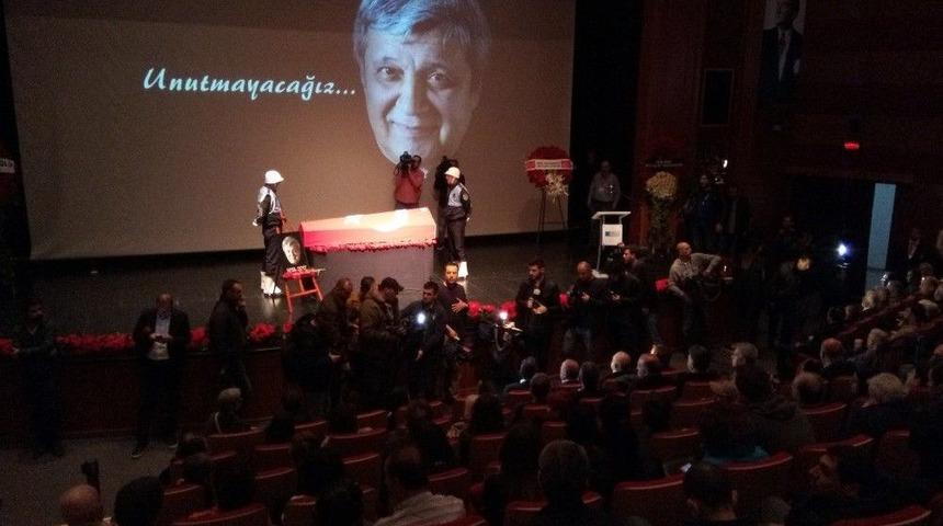 Halit Ak&ccedil;atepe İ&ccedil;in Caddebostan K&uuml;lt&uuml;r Merkezinde T&ouml;ren