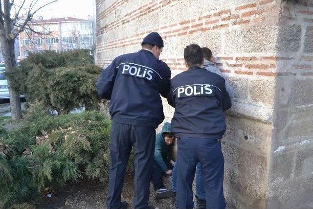 Uyuşturucu Kullanırken Yakalanan Şahıslara G&ouml;zaltı 1