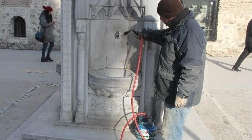 Soğuktan Donan &Ccedil;eşmeler P&uuml;rm&uuml;zle A&ccedil;ıldı