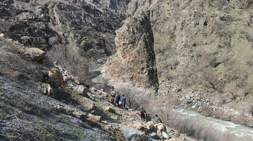 Pancar Toplamak İ&ccedil;in Hayatlarını Riske Atıyorlar