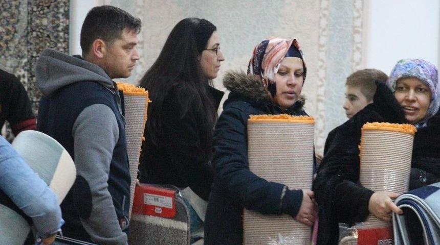 (&ouml;zel Haber) Halı Satış Mağazasında Bedava Halı İzdihamı