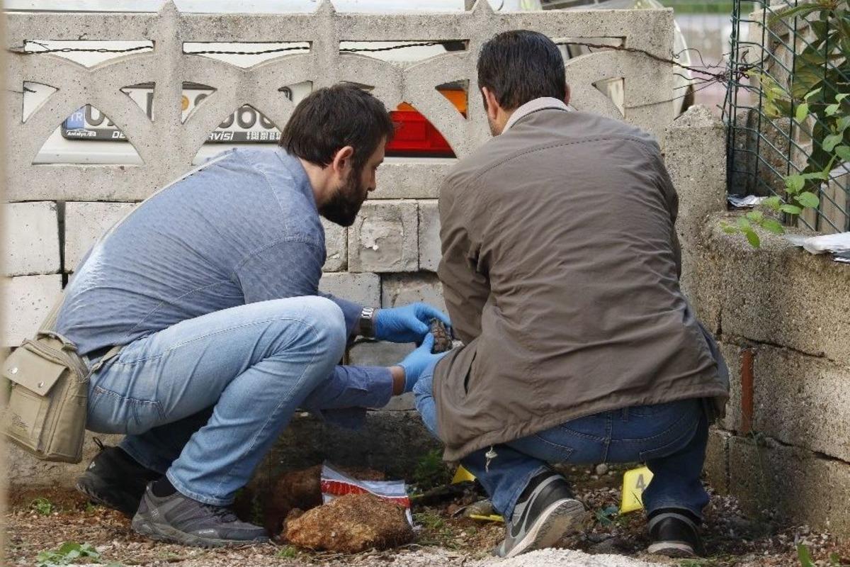 Antalya&rsquo;da Apartman Bah&ccedil;esinde 2 Adet El Bombası Bulundu