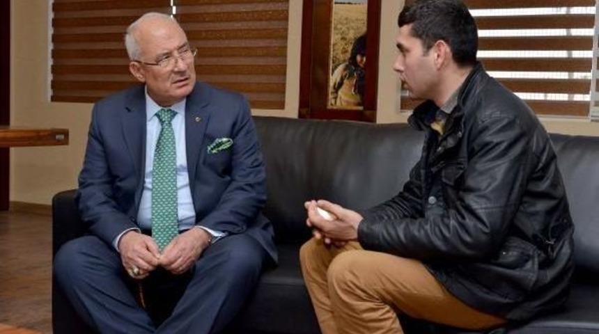 Sokakta Kalan Izinli Askere Şefkat Eli Uzandı