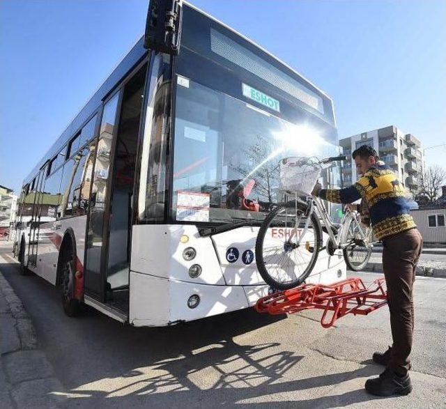 İzmir'de Bisikletle Otobüs Yolculuğu Başladı