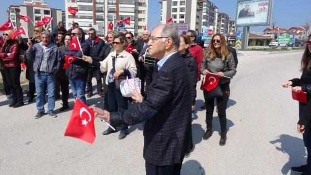 Eski Başbakan Yardımcısı, Eline Bayrak Alıp Yol Kesti