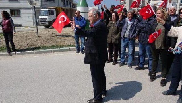 Eski Başbakan Yardımcısı, Eline Bayrak Alıp Yol Kesti