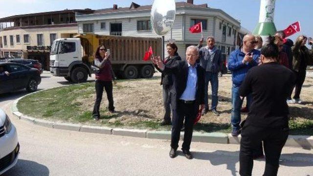 Eski Başbakan Yardımcısı, Eline Bayrak Alıp Yol Kesti