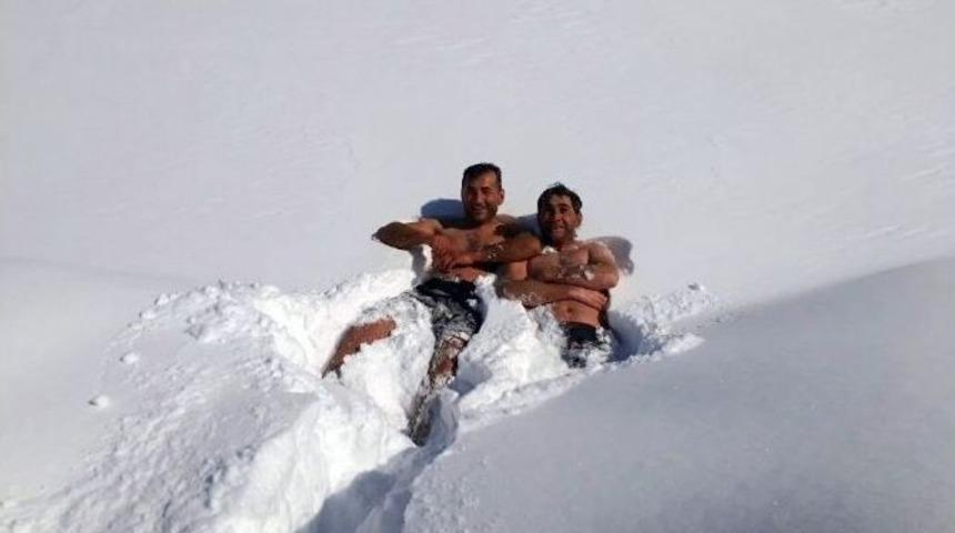 Dondurucu Havada Suya Giriyorlar