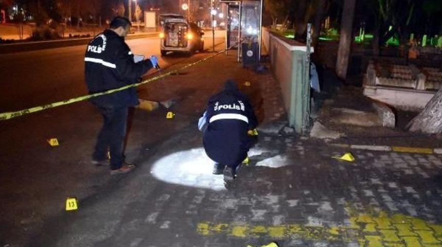 Mezarlıktan Otomobile A&ccedil;ılan Ateşte 1 Kişi Yaralandı