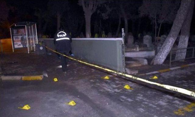 Mezarlıktan Otomobile A&ccedil;ılan Ateşte 1 Kişi Yaralandı 1