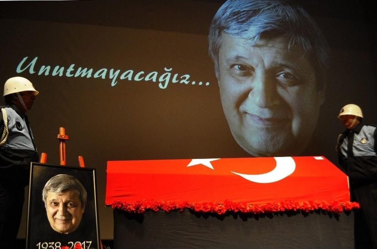 Ak&ccedil;atepe&rsquo;nin Kızı: &ldquo;babamla Bug&uuml;n İlk Kez Birlikte Aynı Sahnedeyiz, Oysa Daha &Ouml;nce Bunu Yapabilmeliydik&rdquo;