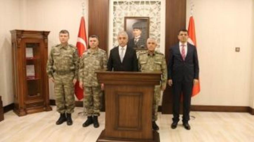 Komutanlardan Vali Toprak&rsquo;a Ziyaret